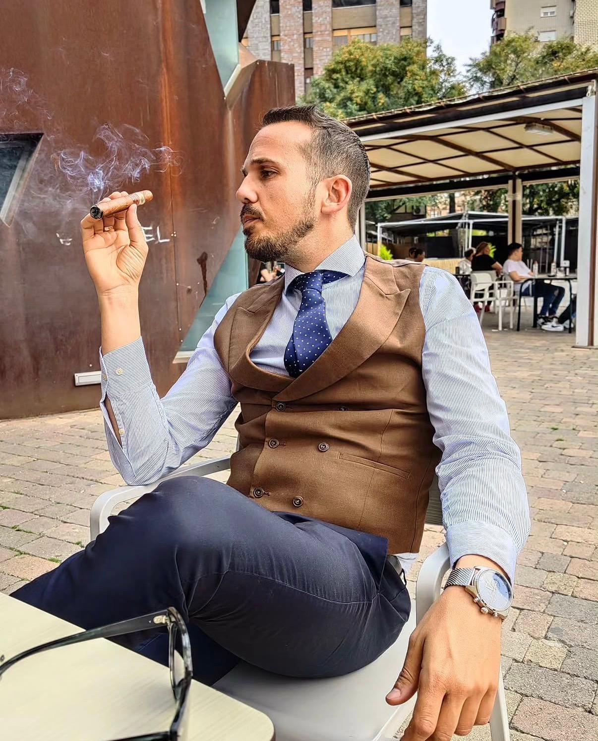 Retrato editorial de José Blaya con camisa, corbata y chaleco